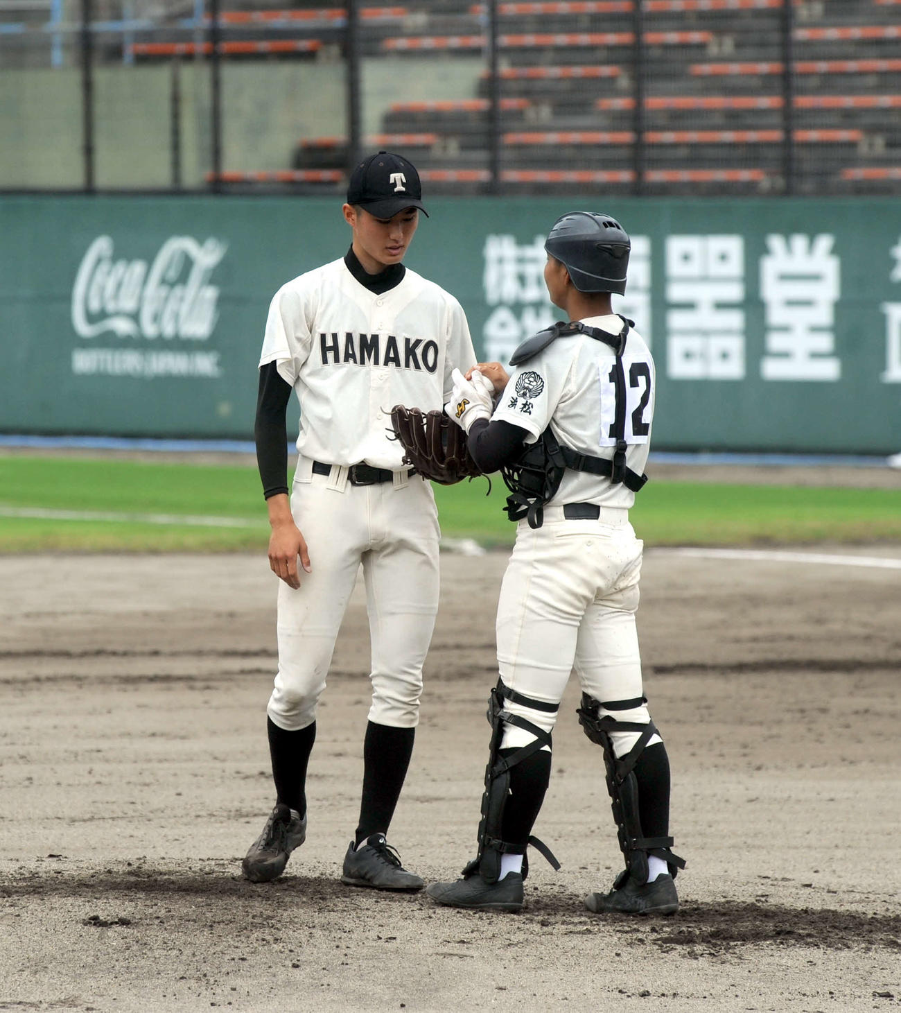 先発も初回に3失点し、わずか2／3回で降板した浜松工の杉田（左）