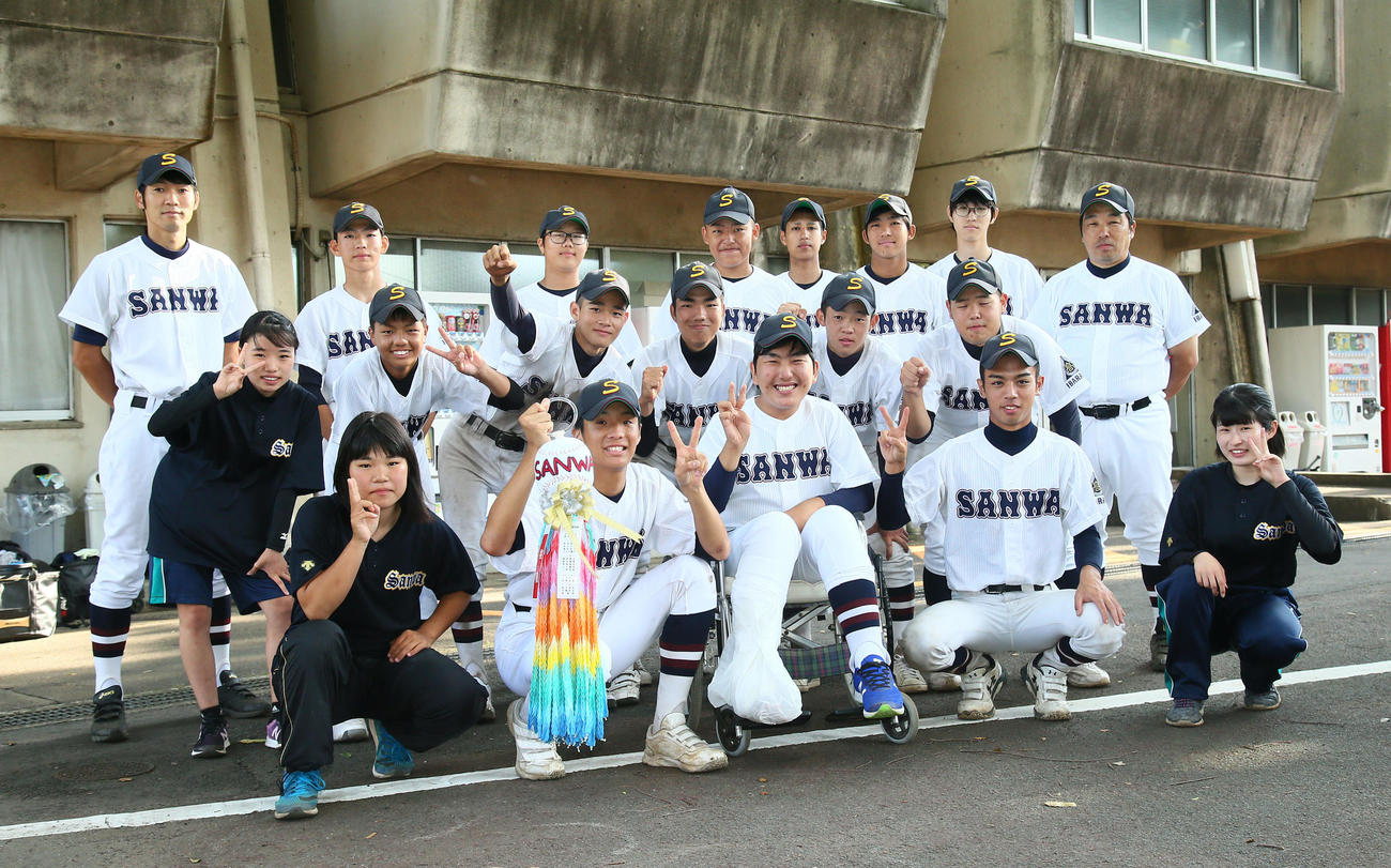 岩瀬対三和　13年ぶりの勝利に笑顔を見せる三和ナイン。前列中央は荻野マネジャー（撮影・足立雅史）