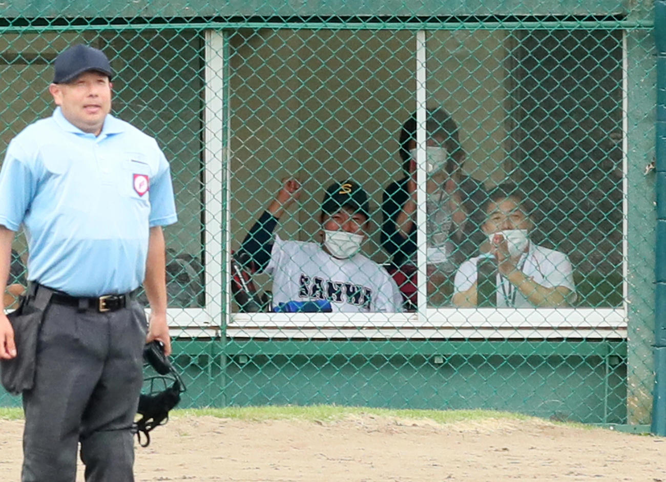 三和対岩瀬　ネット裏でチームの勝利を見届けガッツポーズする三和の荻野マネジャー（撮影・足立雅史）