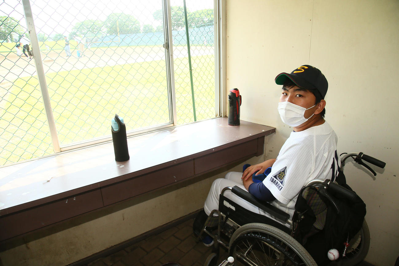 三和対岩瀬　ネット裏から試合を観戦する三和の荻野マネジャー（撮影・足立雅史）