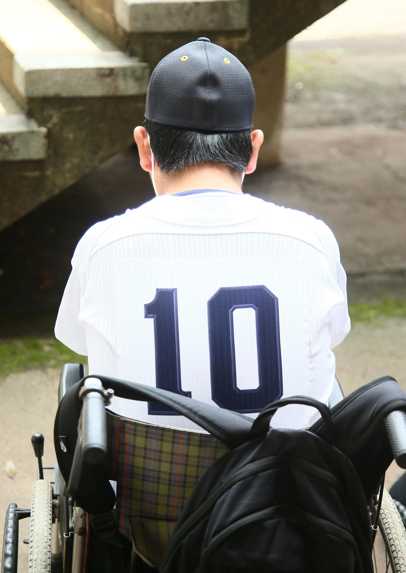 背番号「10」姿で取材に応じる三和の荻野マネジャー（撮影・足立雅史）