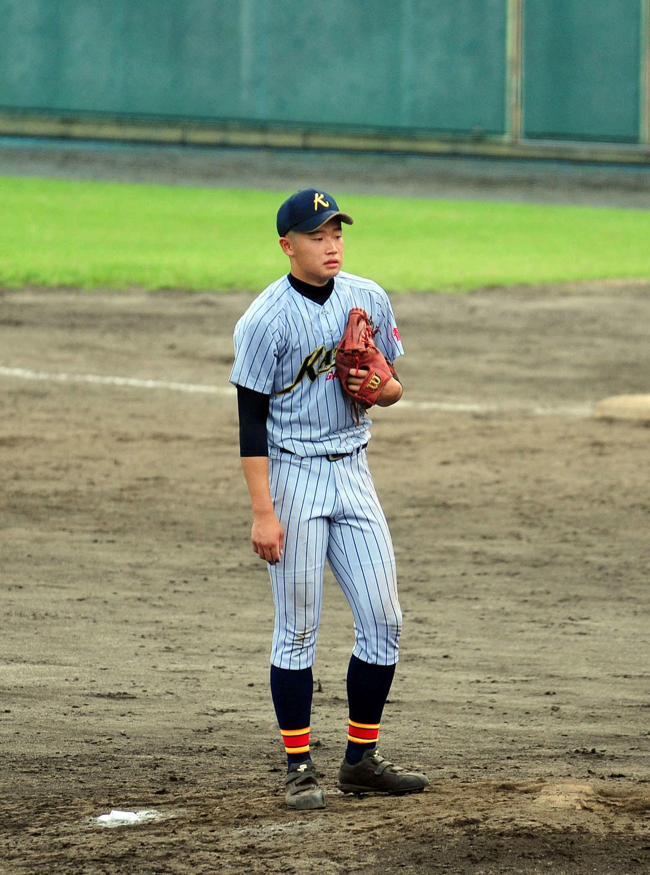 6回2死から逆転タイムリーを許し、うなだれる加藤学園の肥沼
