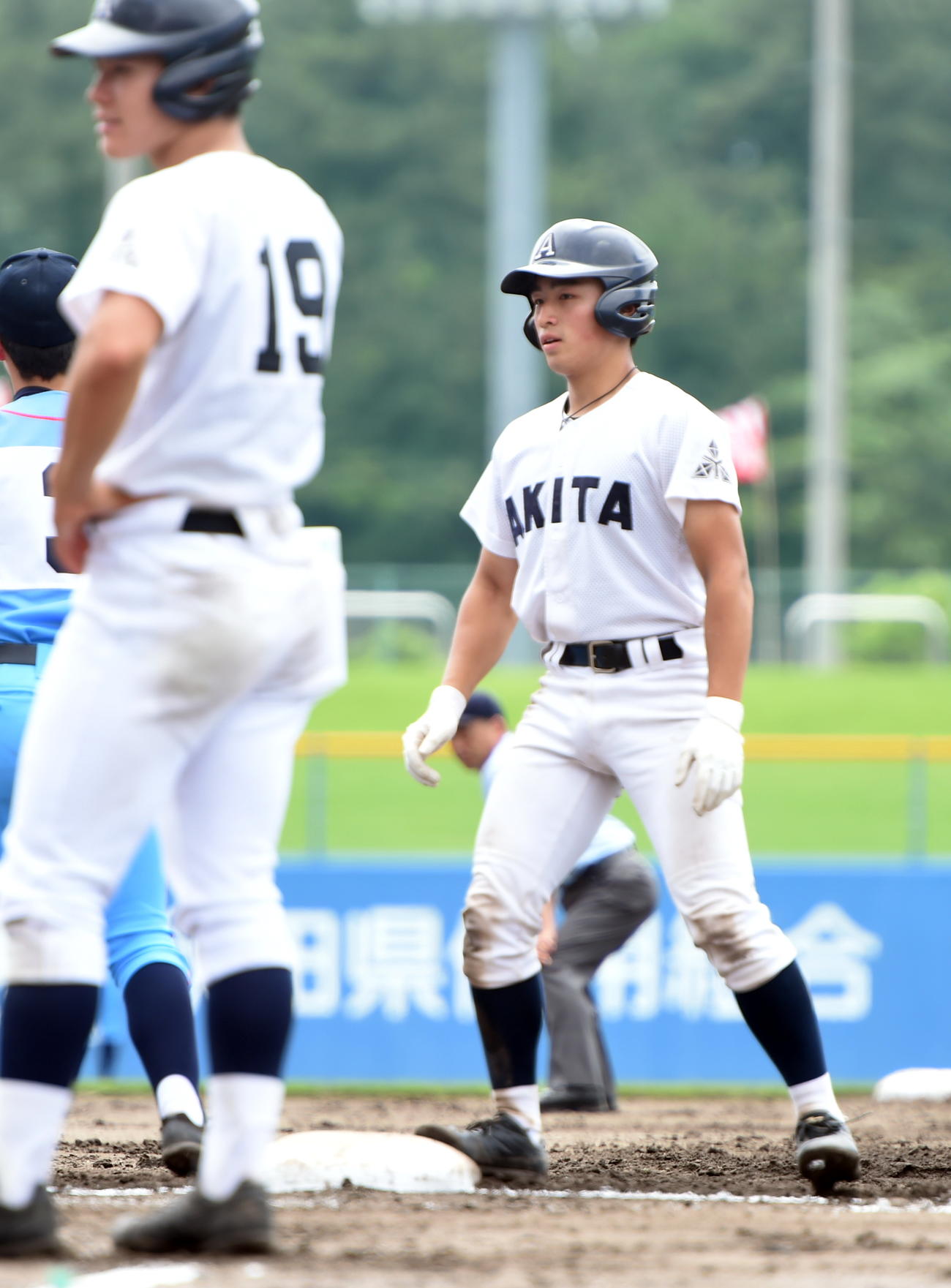 秋田対新屋　7回表秋田1死、左前打で出塁した菊池信（右）（撮影・山田愛斗）