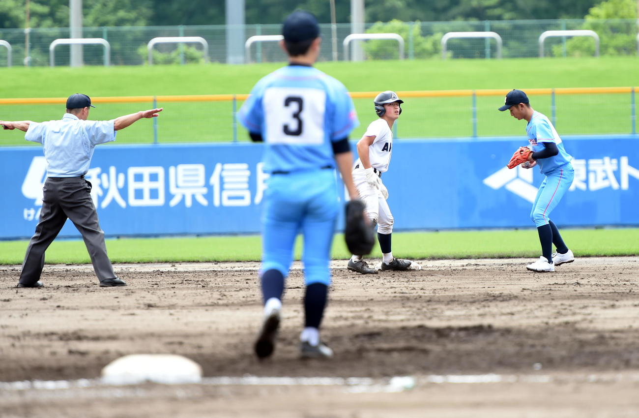 秋田対新屋　7回表秋田1死、盗塁した菊池信（右から2人目）（撮影・山田愛斗）