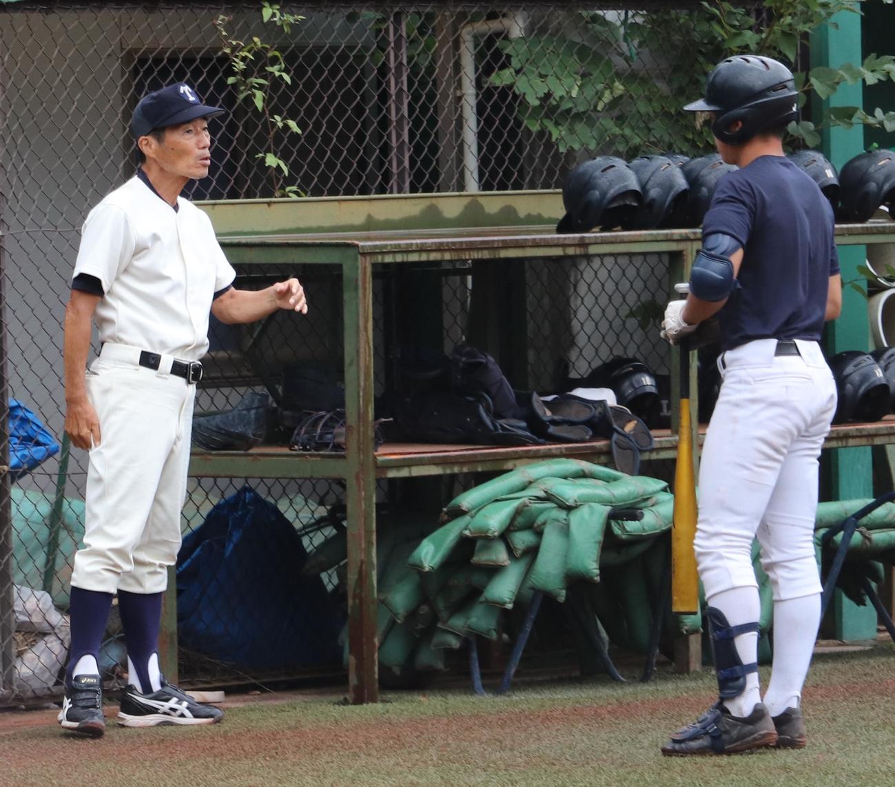 練習中、選手に指示する帝京・前田監督（左）（撮影・古川真弥）
