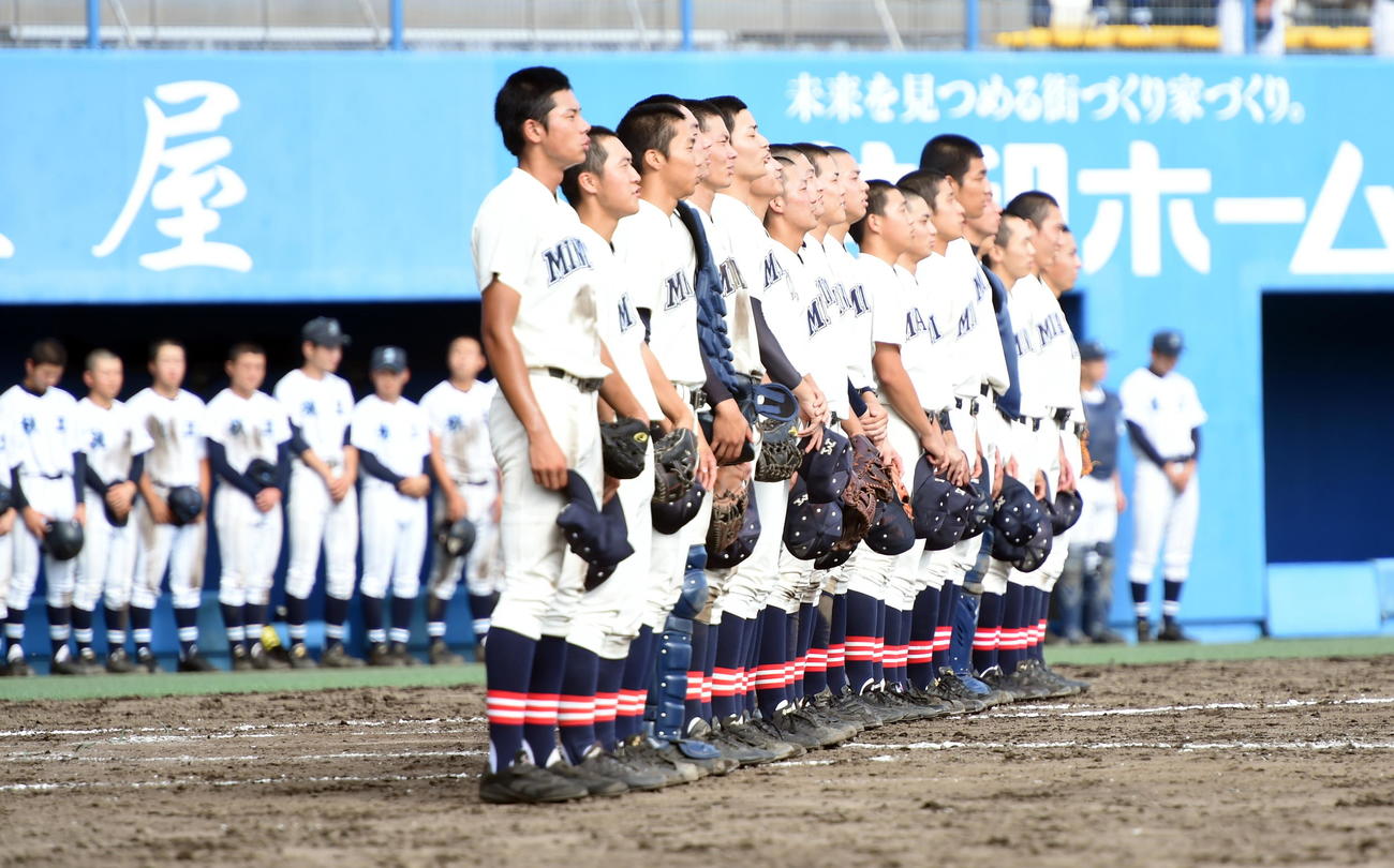 秋田工対秋田南　3回戦進出を決めて校歌を歌う秋田南ナイン（撮影・山田愛斗）