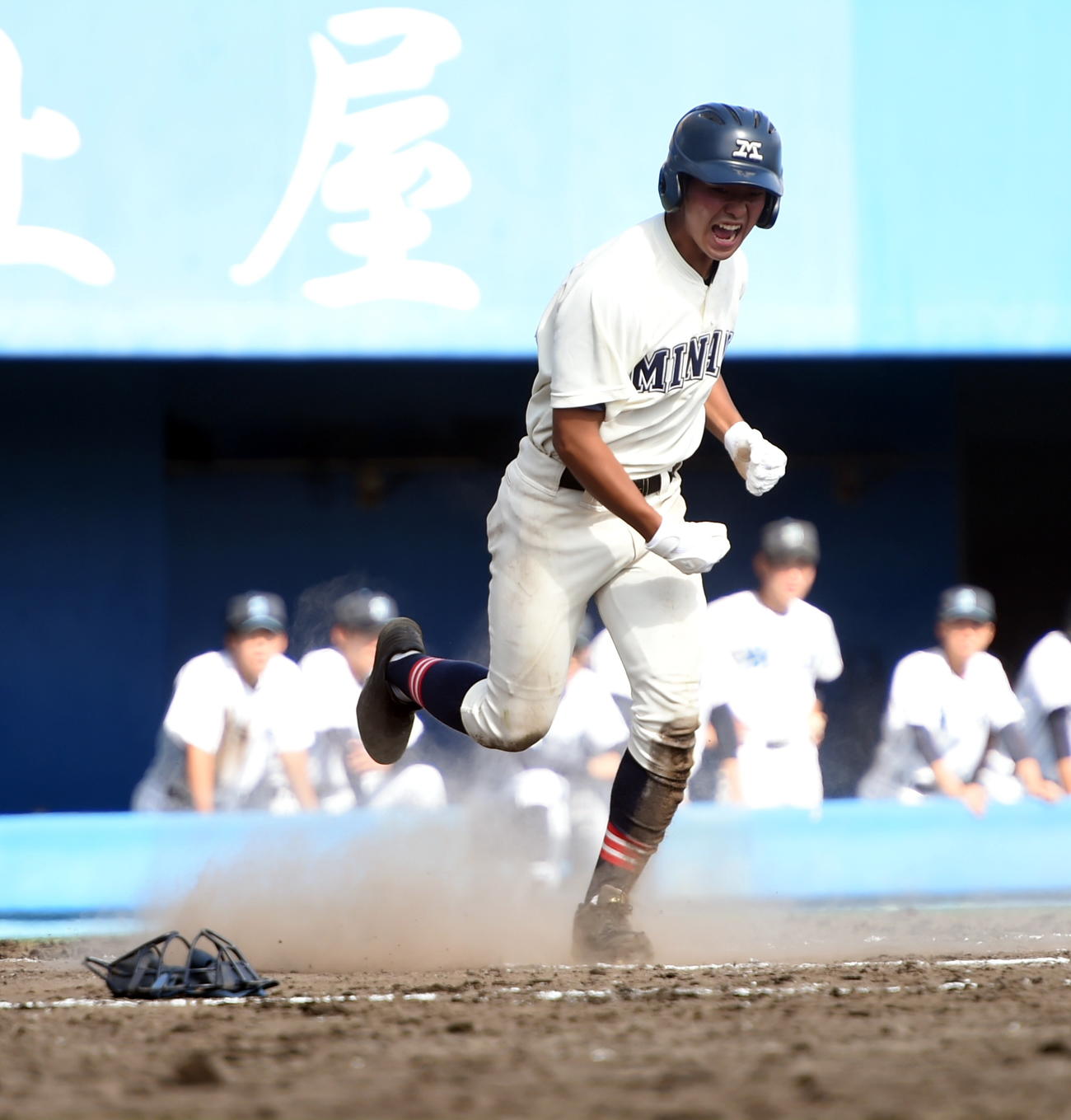 秋田工対秋田南　7回裏秋田南2死一、二塁、高橋大の適時打で生還した小松（撮影・山田愛斗）