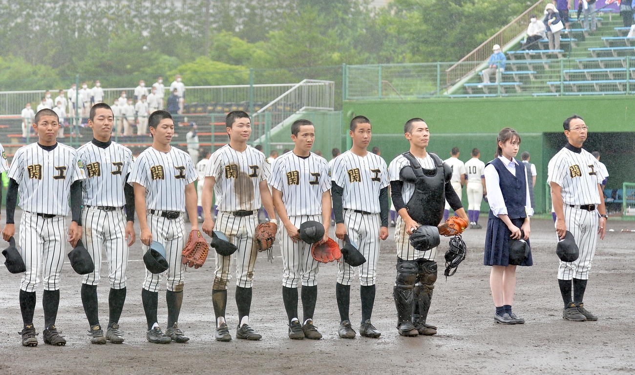 一関工対花巻南　勝利をスタンドに報告する一関工・小野寺（左から5人目）ら選手たち（撮影・鎌田直秀）