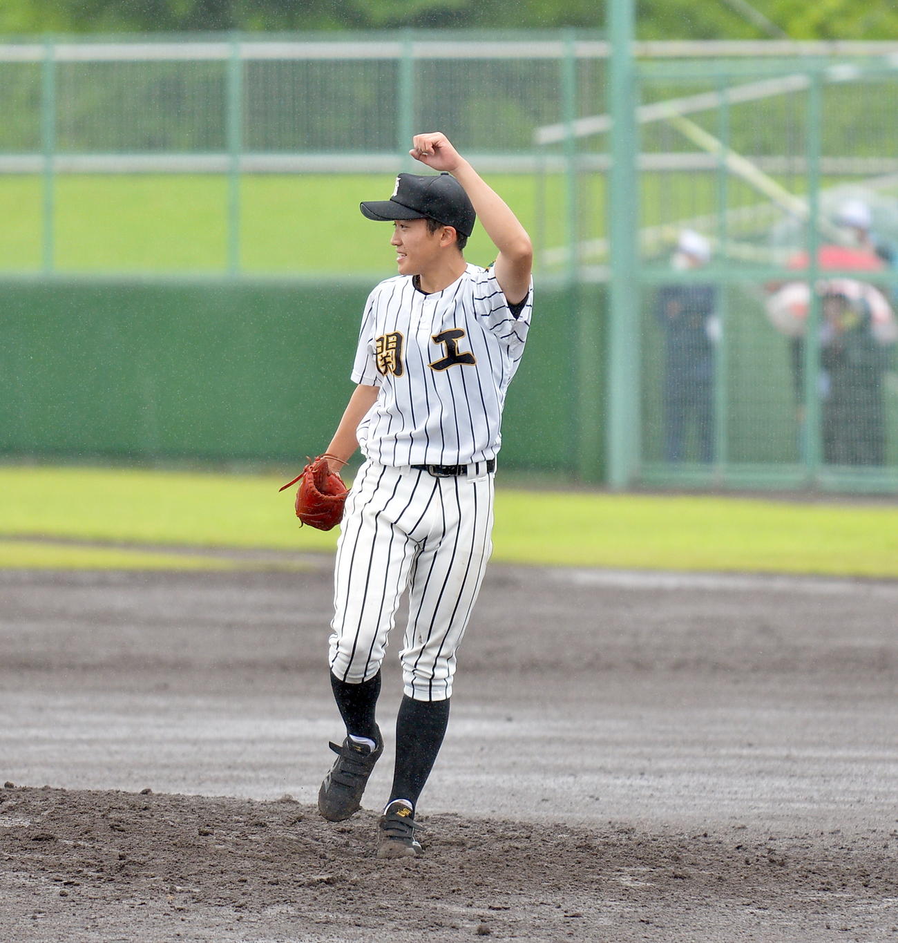一関工対花巻南　最後の打者を打ち取り、仲間に向かって小さくガッツポーズする一関工・小野寺（撮影・鎌田直秀）