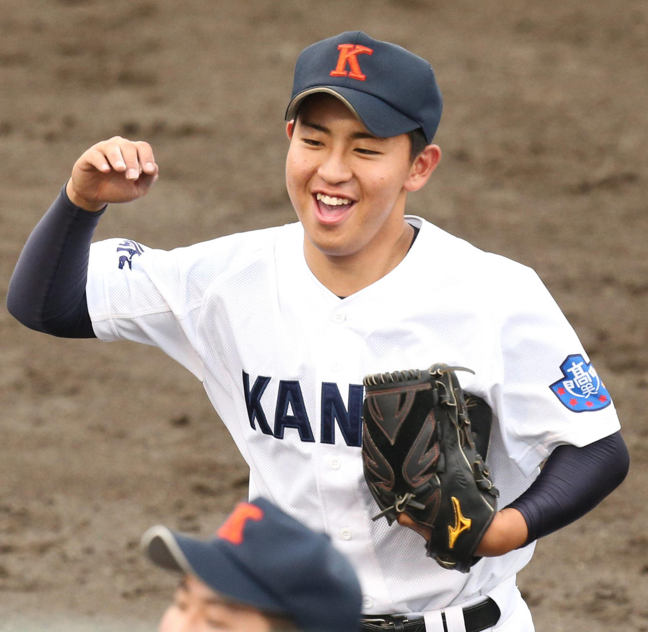 笑顔でベンチに戻る一関一・岩渕和