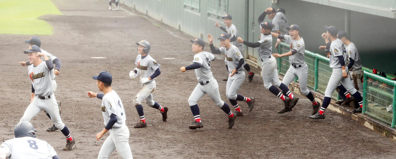 水沢工対花巻農　延長11回裏花巻農2死満塁、サヨナラ勝ちを喜ぶ花巻農の選手たち（撮影・野上伸悟）