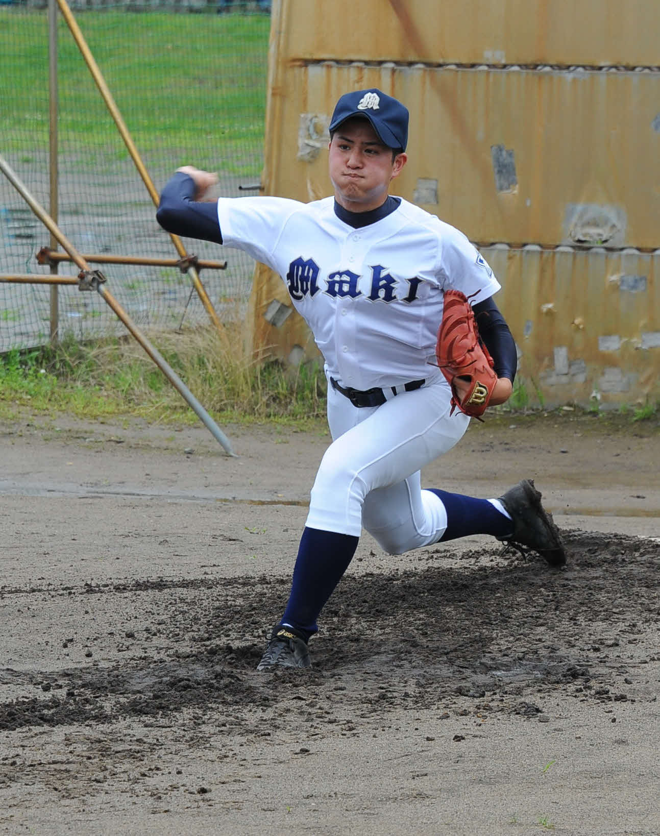 投球練習する村井