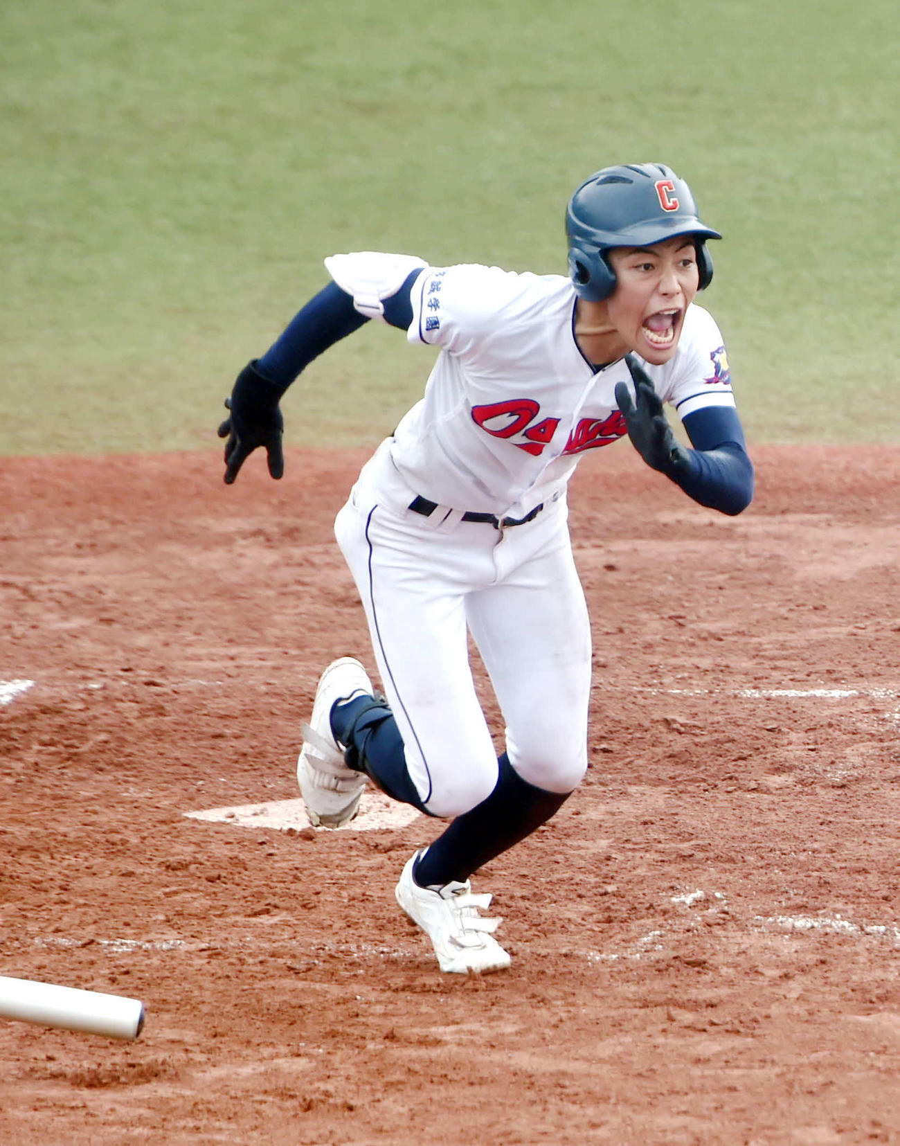 大崎中央対松島　8回表大崎中央1死三塁、右翼線に勝ち越しの適時三塁打を放つ麦谷（撮影・相沢孔志）