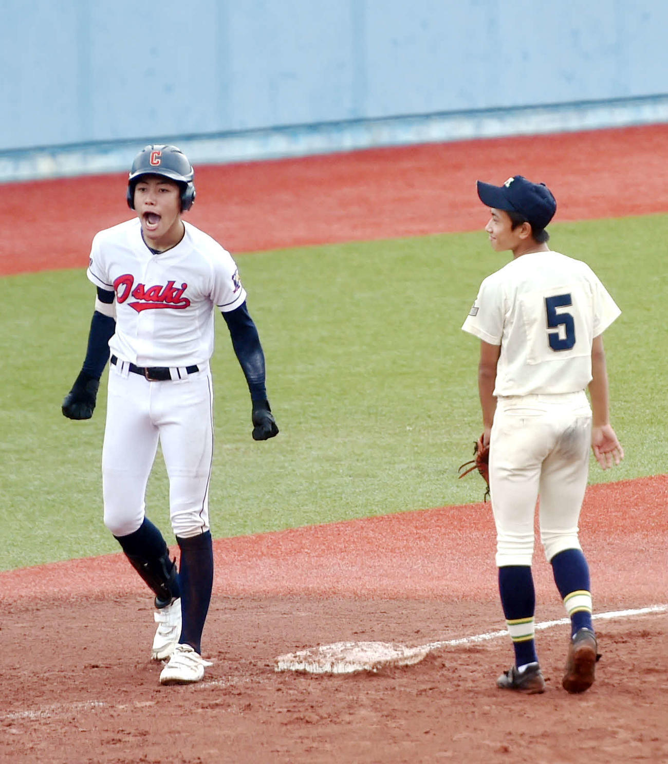 大崎中央対松島　8回表大崎中央1死三塁、右翼線に勝ち越しの適時三塁打を放ち、雄たけびを上げる麦谷（左）（撮影・相沢孔志）