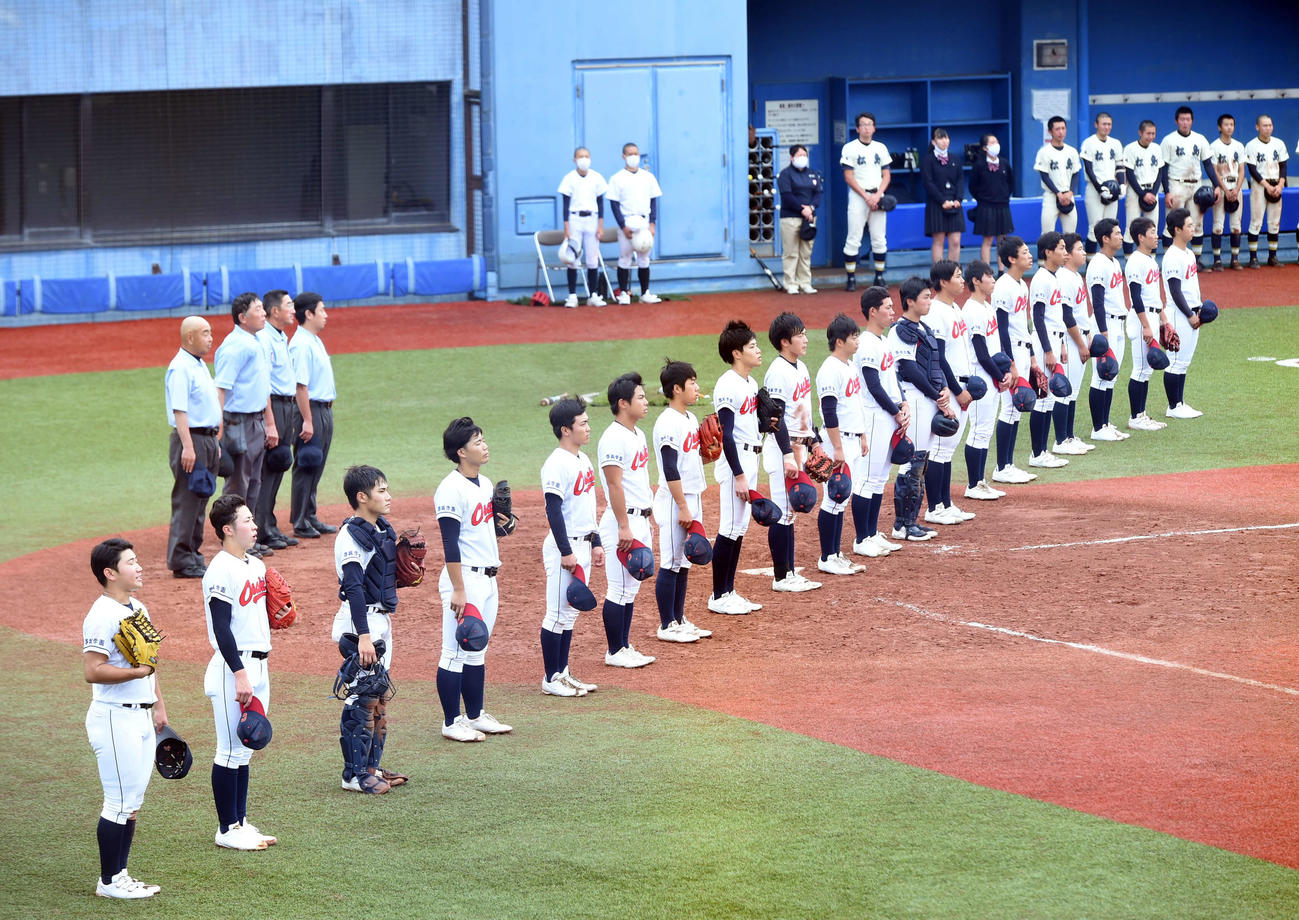 大崎中央対松島　試合に勝利し、整列する大崎中央の選手たち（撮影・相沢孔志）