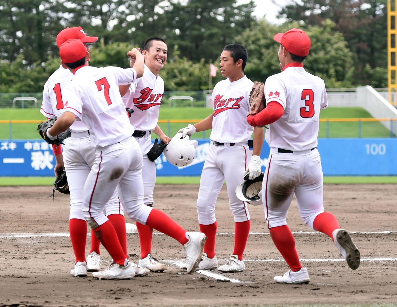 9回表に決勝打を放ち歓喜の由利・奥山(中央）