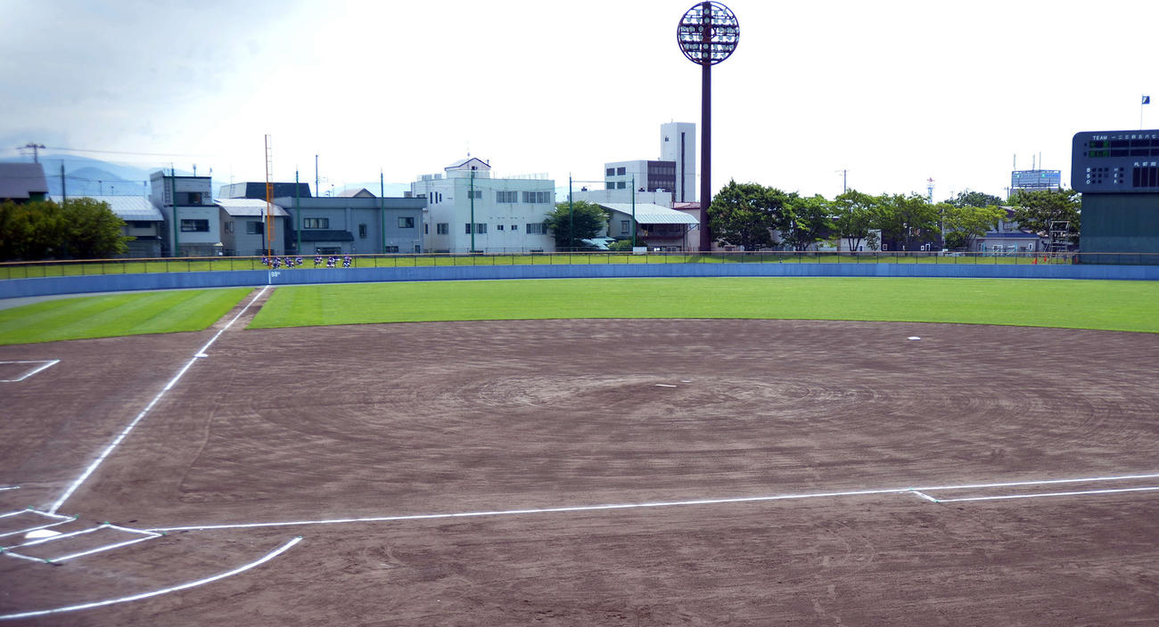 今大会から甲子園の土が使われているダイシンベースボールスタジアム（青森市営球場）（撮影・佐藤究）