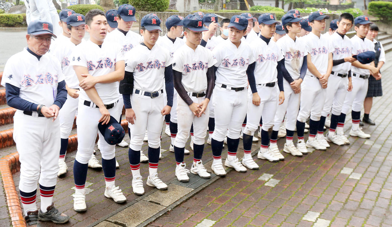 釜石商工対盛岡一　試合後に父兄にあいさつする釜石商工の選手たち。左から山崎善輝監督、堀内、山崎蓮ら（撮影・野上伸悟）