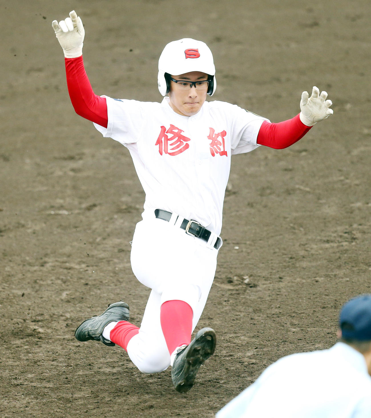 8回、三塁を狙う一関修紅・佐藤優