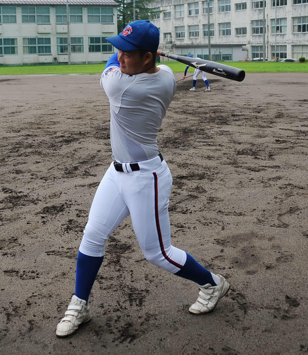 左の主砲佐藤健主将が素振りをする