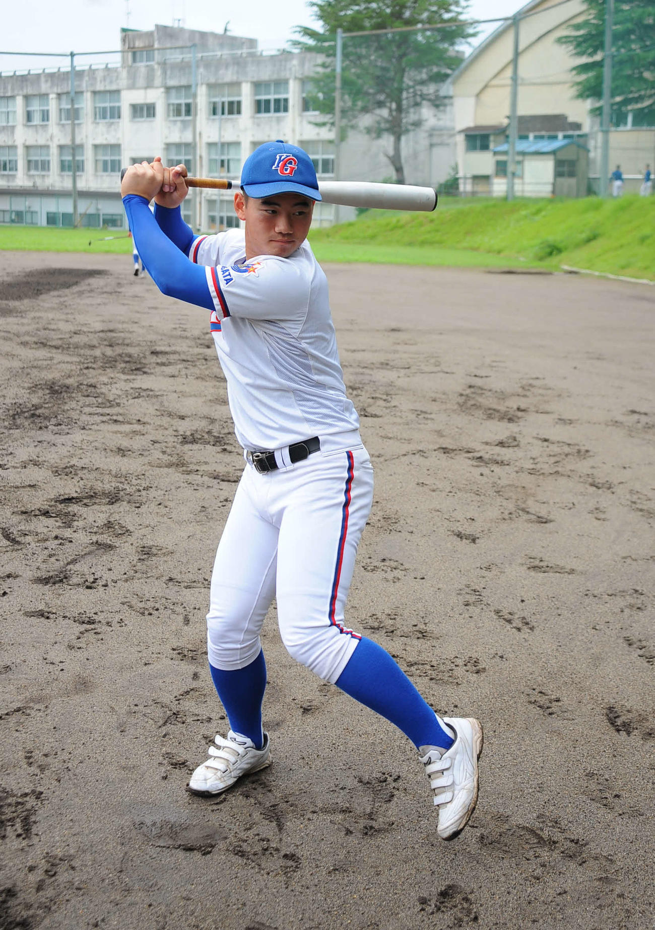 右の主砲荒木が素振りをする