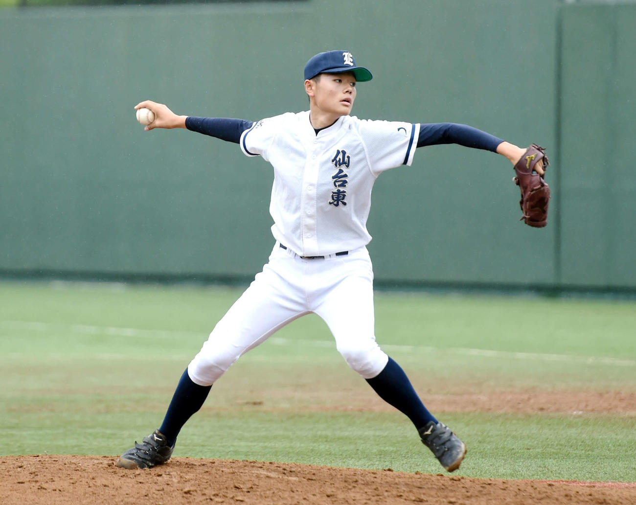 仙台東対名取　オリックス山本を参考にしたフォームで投げ込む仙台東・佐藤辰（撮影・相沢孔志）