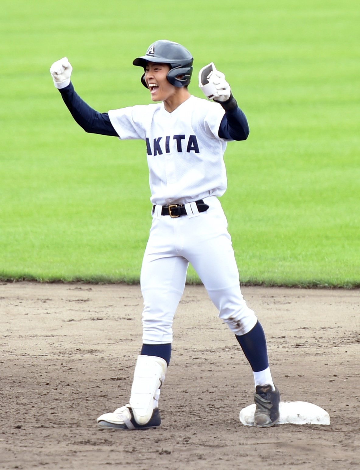 秋田対秋田商　5回表秋田1死一、三塁、同点二塁打を放ち喜ぶ菊池（撮影・山田愛斗）