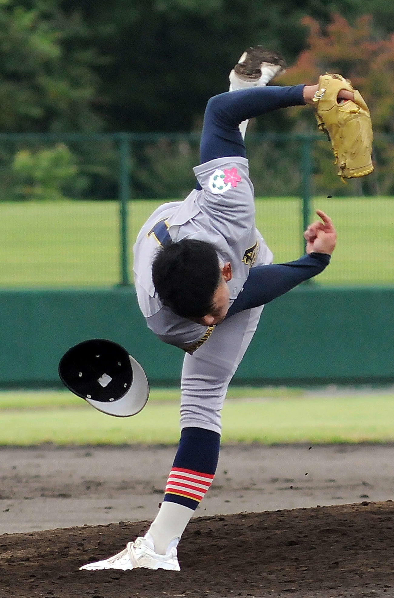 三沢商対青森山田　青森山田のプロ注目エース小牟田は、帽子を飛ばすほどの力投で完封勝利を飾った（撮影・佐々木雄高）