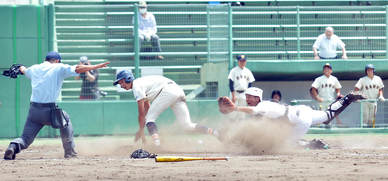 東奥学園対木造　4回表東奥学園1死一、二塁、二塁走者の長谷川（中央）が捕手のタッチをかわして生還。捕手は木造・佐々木大（撮影・鎌田直秀）