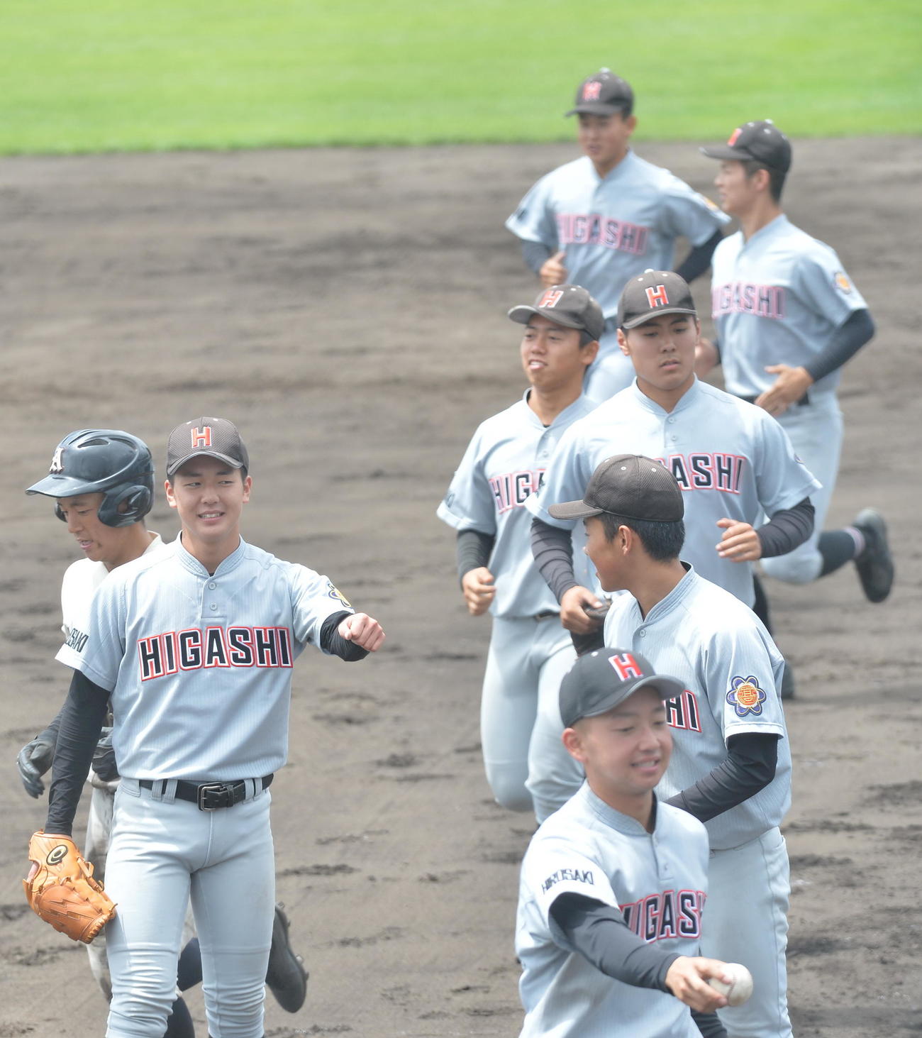 青森北対弘前東　7回無失点で好投した弘前東・成田紘（左手前）（撮影・佐藤究）　