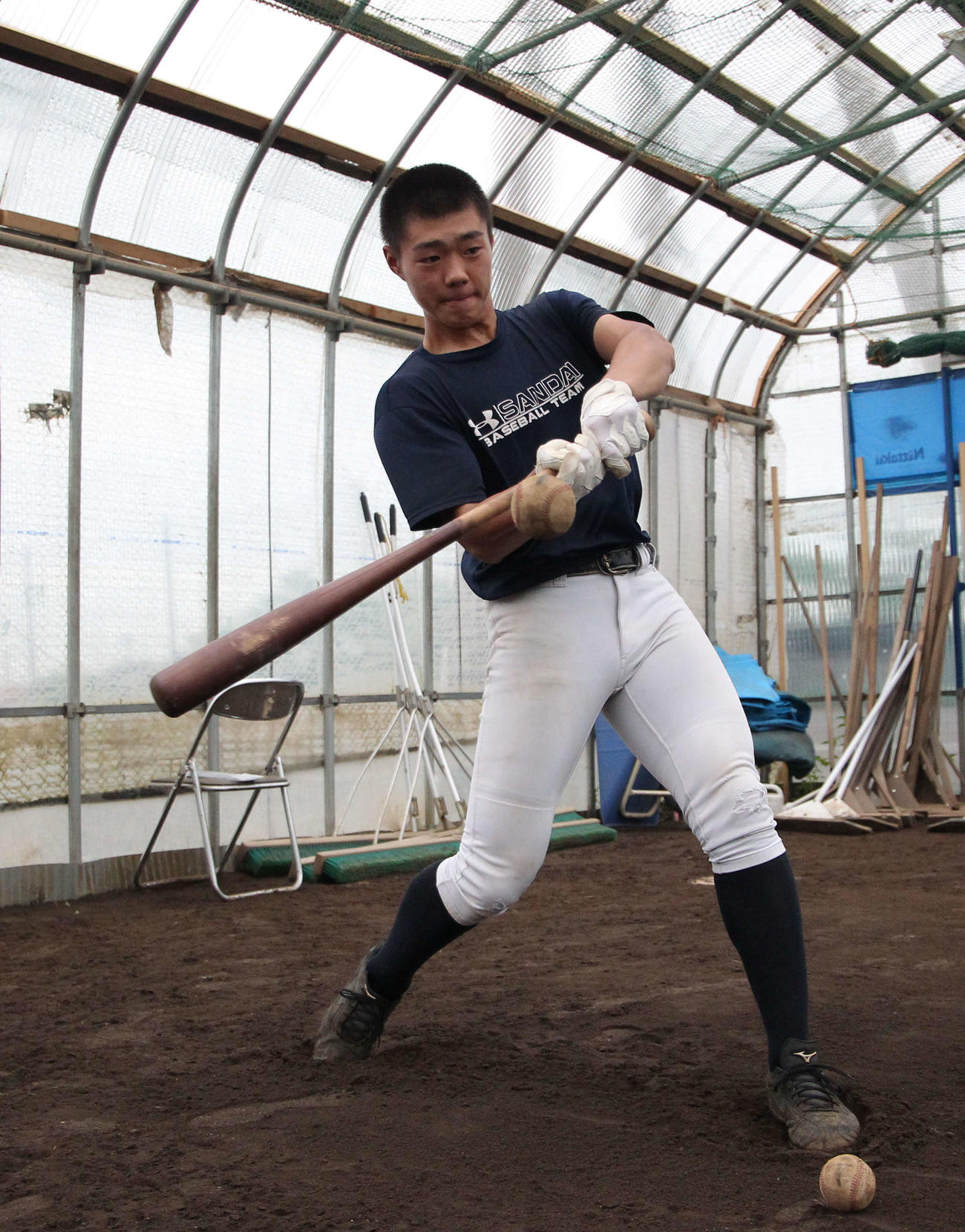 ティー打撃に励む遠藤一塁手