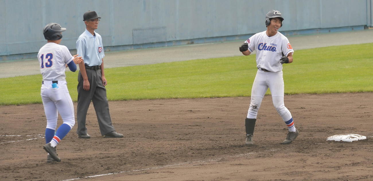 五所川原農林対青森中央　3回裏青森中央2死二塁、適時三塁打を放ち、三塁ベース付近で笑顔を見せる横山（撮影・佐藤究）　