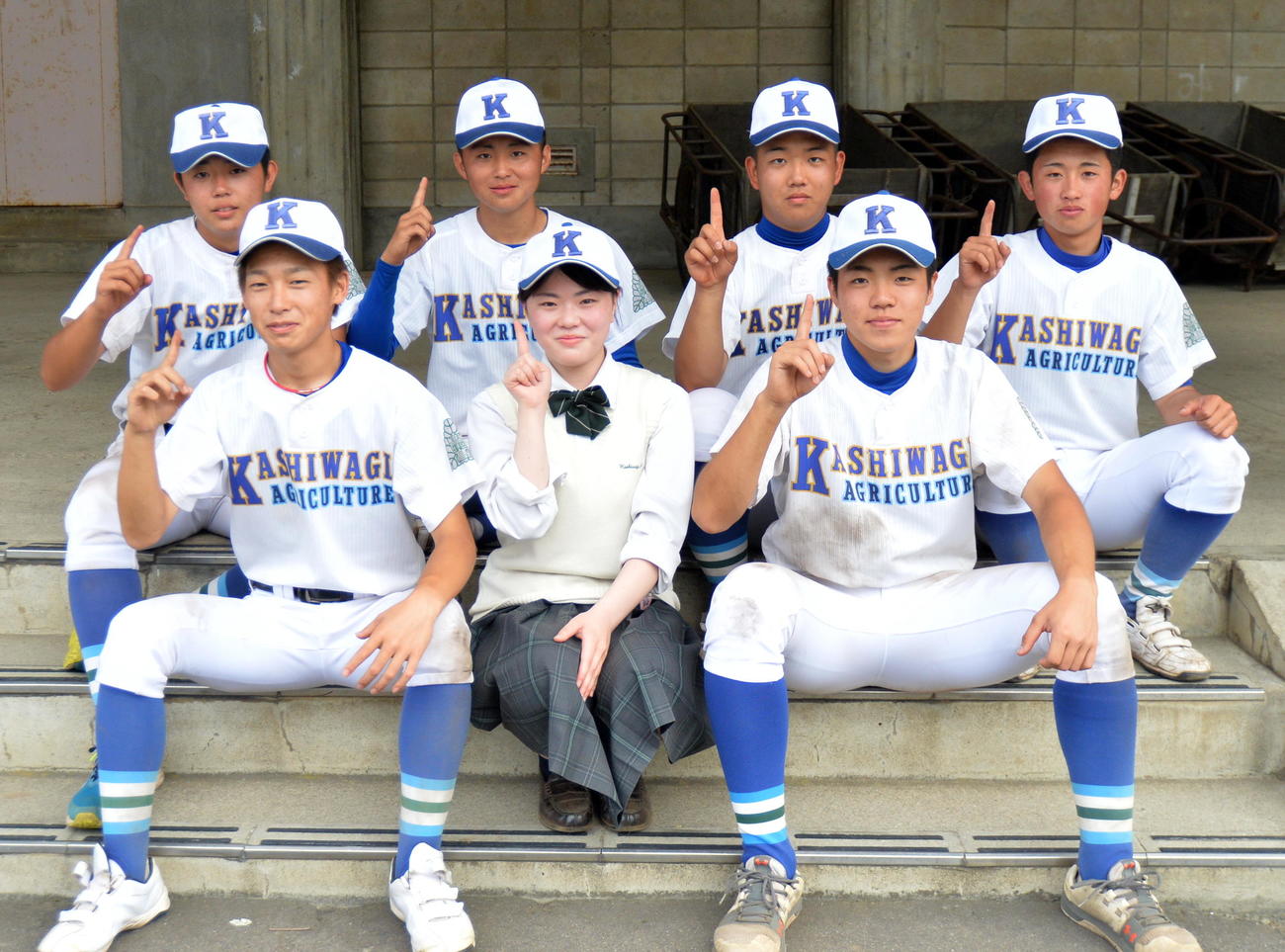 入学後初勝利を挙げた柏木農3年生の選手とマネジャー（撮影・鎌田直秀）