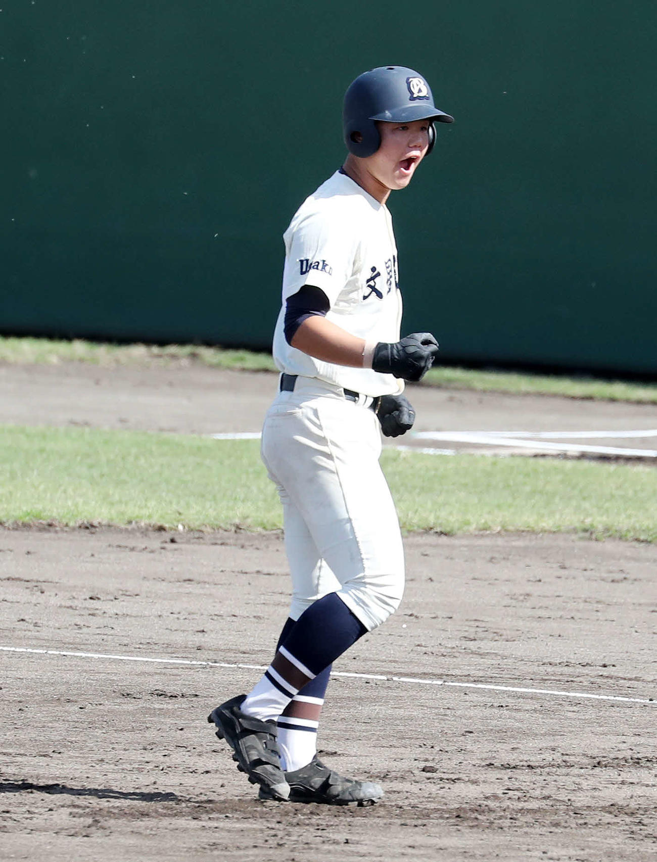 19年10月、秋季関東大会の山梨学院戦で、ガッツポーズする文星芸大付・角田