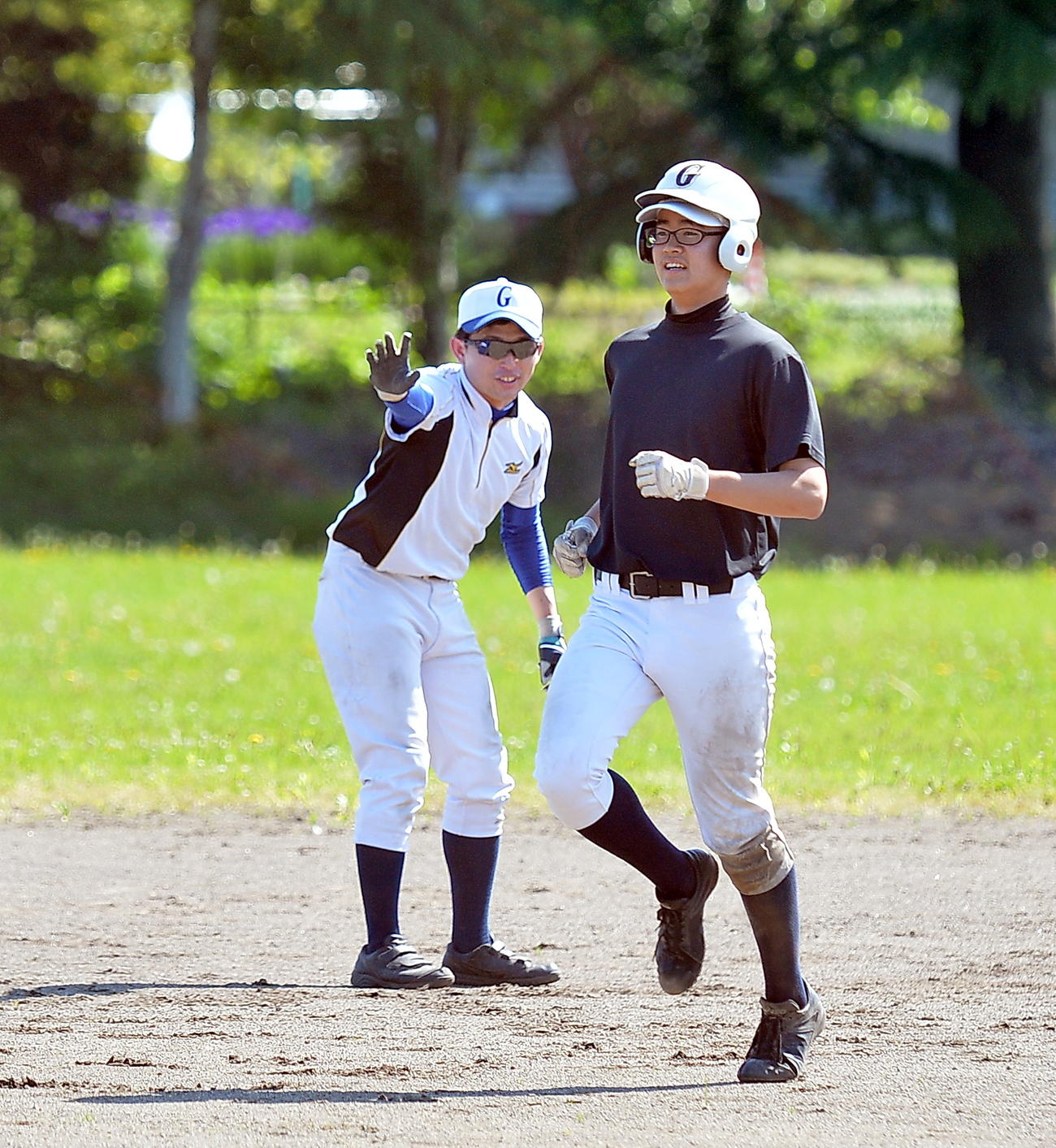 浜田監督（奥）の指導を受け、走る松橋主将