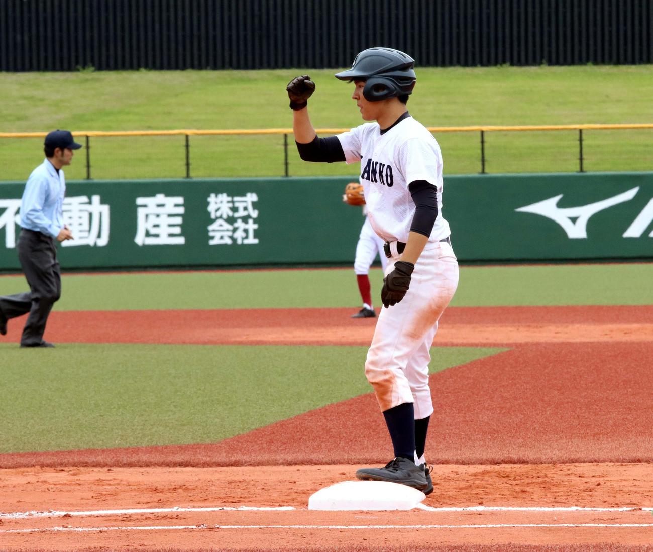 霧多布対釧路商・白糠・阿寒・根室　6回釧路商・白糠・阿寒・根室1死一塁、中前打を放ち塁上で右拳を掲げる前田（撮影・永野高輔）