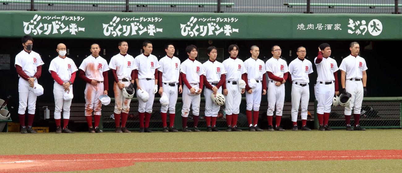 霧多布対釧路商・白糠・阿寒・根室　初戦で敗れベンチ前に整列する霧多布の選手たち（撮影・永野高輔）