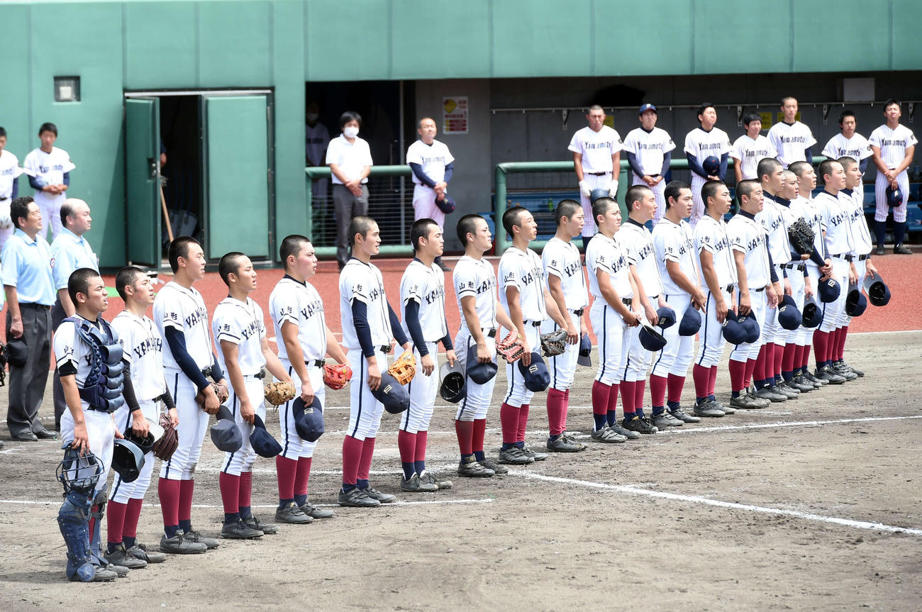 山形商対山本学園　試合に勝利し、整列する山形商の選手たち（撮影・相沢孔志）
