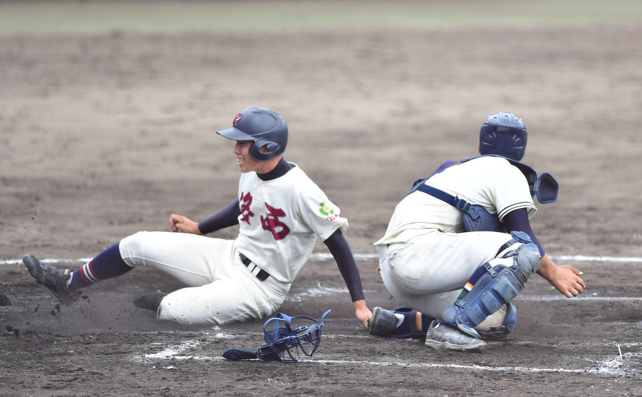 日吉ケ丘対洛西　8回裏洛西2死一、三塁、一塁走者の堤雄哉が一、二塁間に挟まれる間にサヨナラのホームを踏んだ古谷泰士（左）（撮影・岩下翔太）