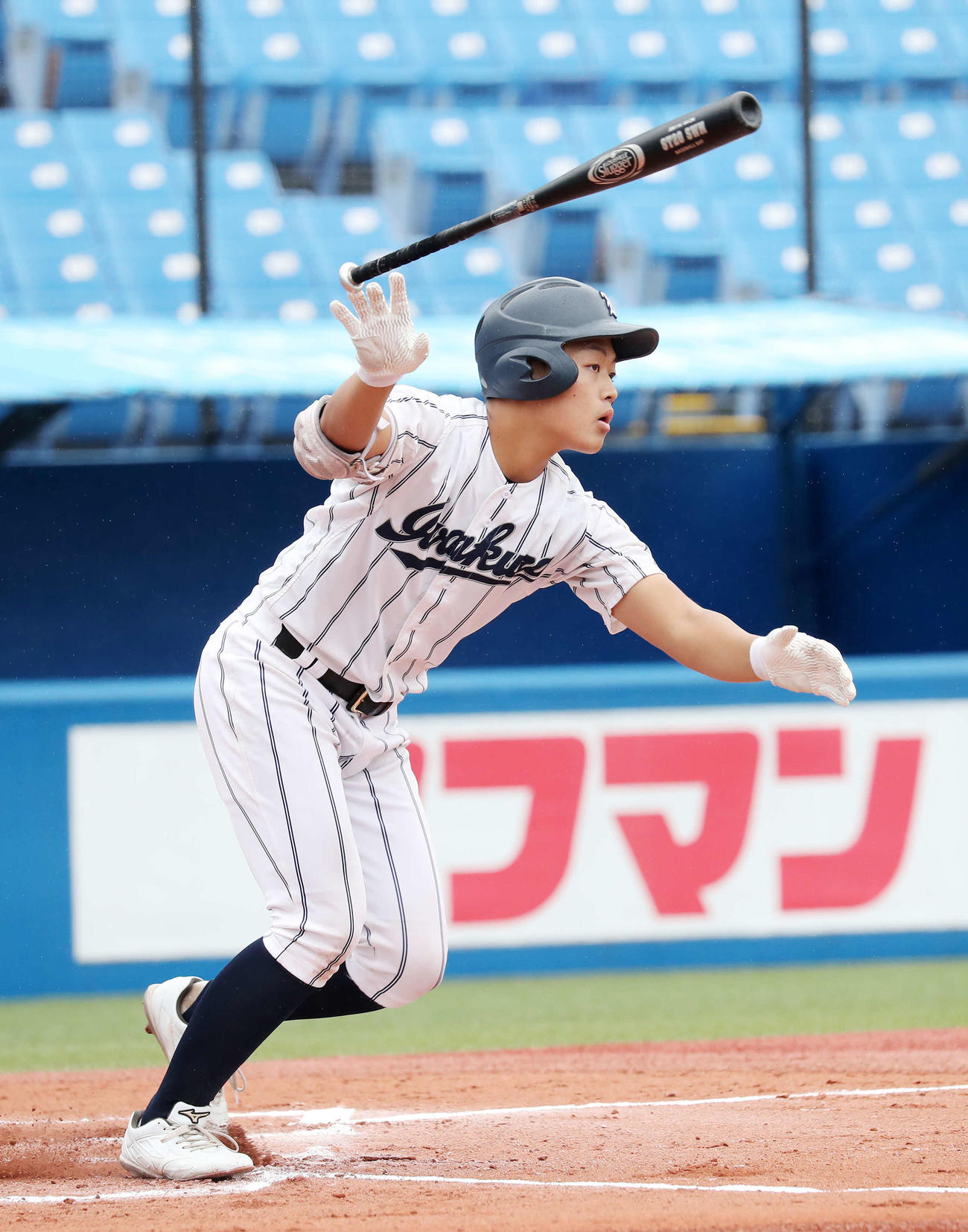 岩倉対三田　1回表岩倉1死一、二塁、岡島は右越え本塁打を放つ（撮影・鈴木正人）