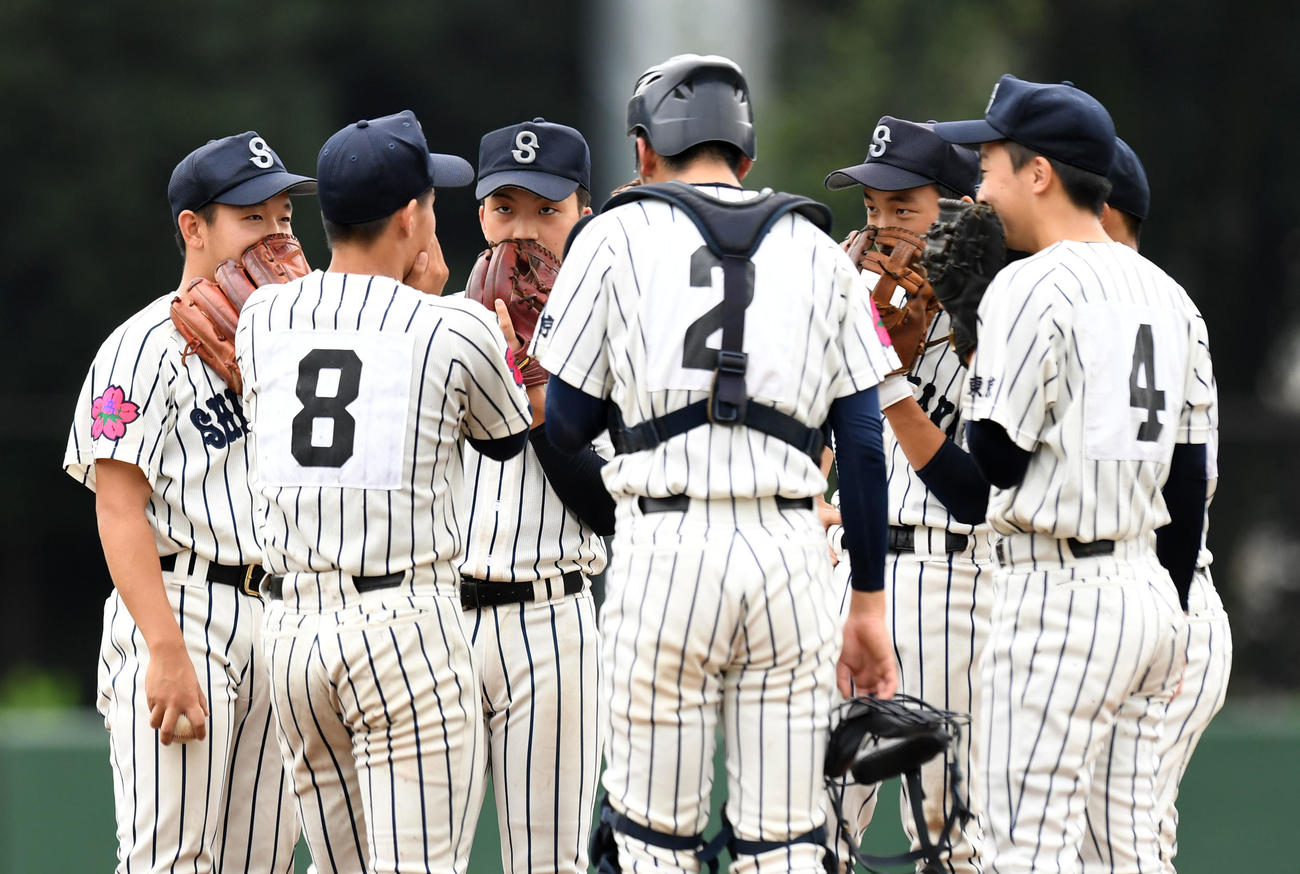 篠崎対東海大高輪台　飛沫予防のため口元を隠して会話を交わす篠崎ナイン（撮影・横山健太）