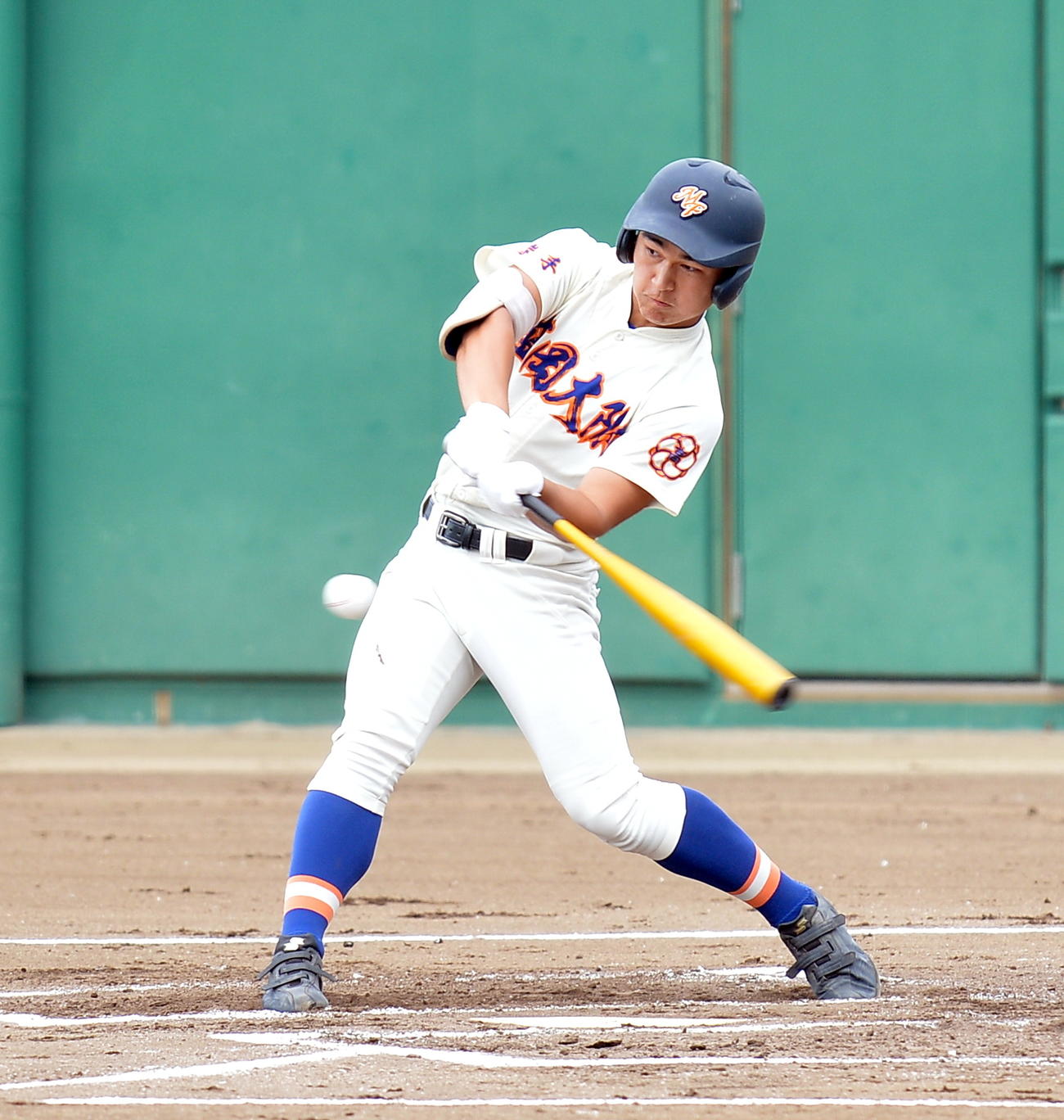 盛岡市立対盛岡大付　1回裏盛岡大付無死二、三塁、左中間に2点適時二塁打を放つ松本（撮影・鎌田直秀）