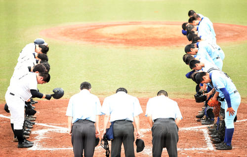 南葛飾対日体大荏原　試合後、握手は無しであいさつする両ナイン（撮影・横山健太）