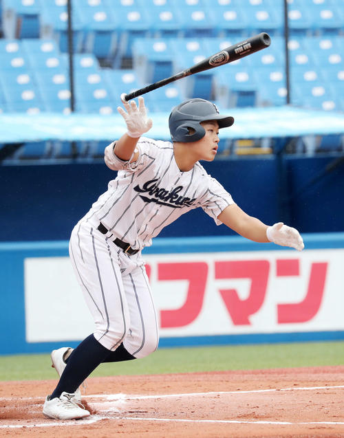 岩倉対三田　1回表岩倉1死一、二塁、岡島は右越え本塁打を放つ（撮影・鈴木正人）