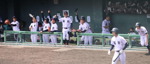 桜宮対大阪電通大高　初回、穴山慶太外野手が先制適時二塁打を放ち、ガッツポーズするベンチ（撮影・磯綾乃）