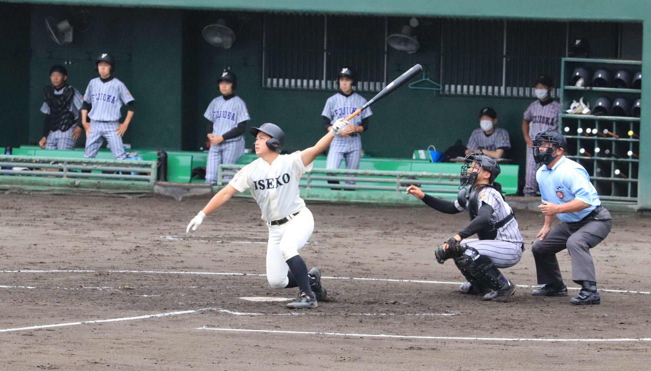 伊勢崎工対藤岡工　2回1死一塁から左中間に二塁打を放つ永島健吾主将（撮影・小早川宗一郎）