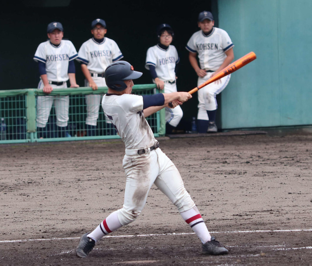 7回裏2死二、三塁。左前へ逆転サヨナラ適時打を放つ栃木商の増山明弥内野手（3年）（撮影・澤田直人）