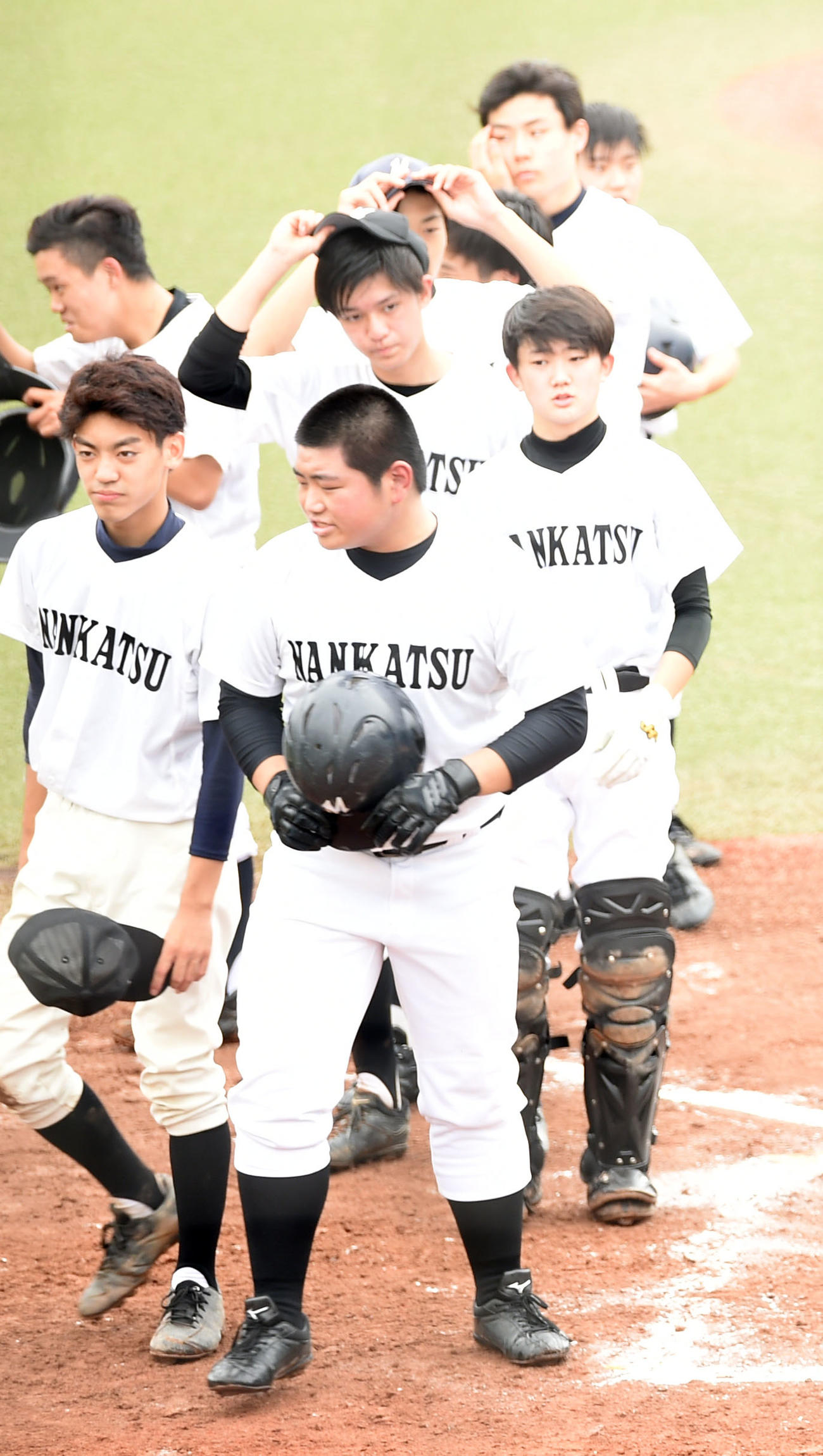 南葛飾対日体大荏原　試合を終えあいさつする吉水（手前）ら南葛飾ナイン（撮影・横山健太）
