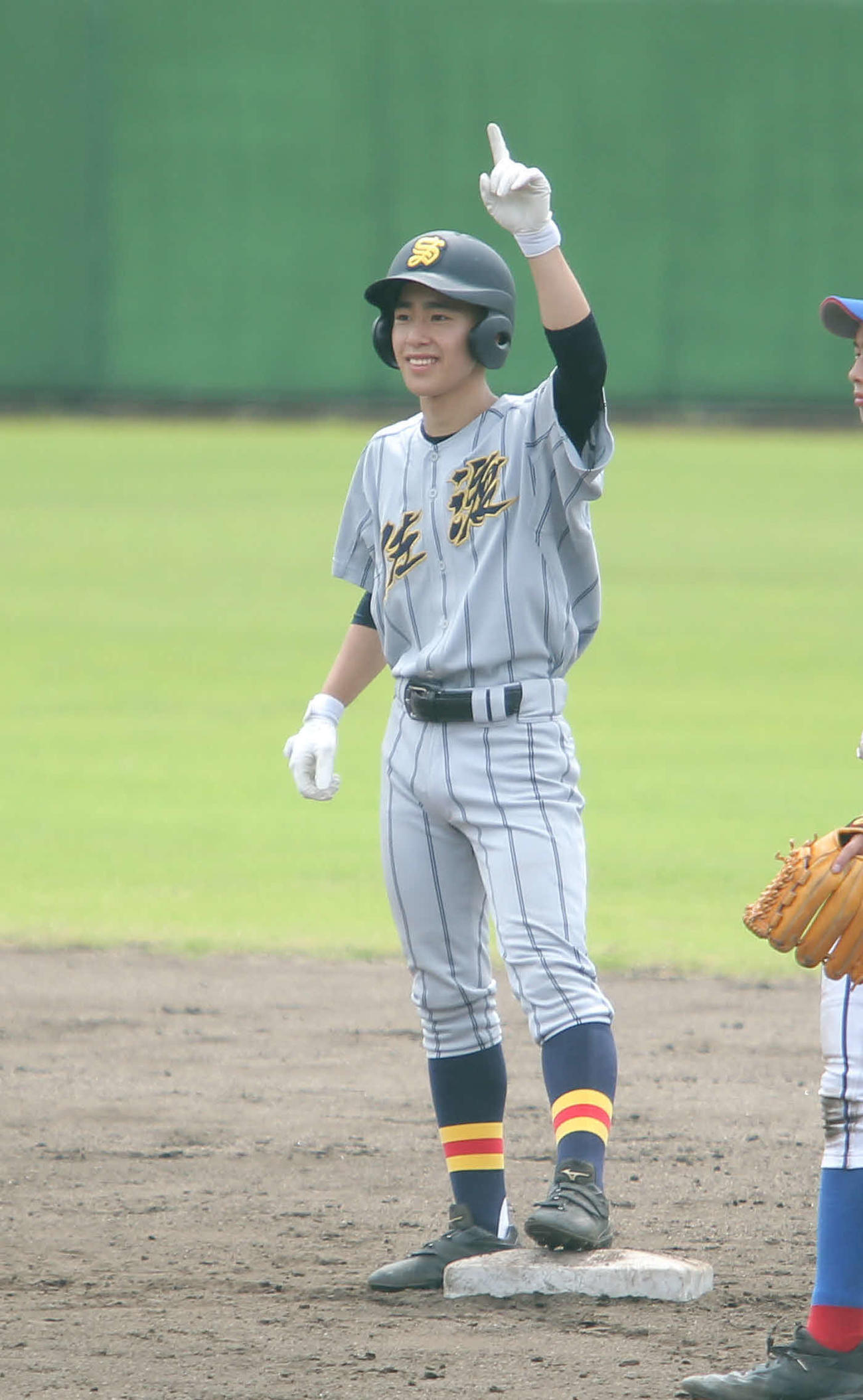佐渡総合対佐渡　2－3の6回1死二、三塁で逆転の右越え二塁打わ放った大地は塁上で笑顔でアウトカウントを確認