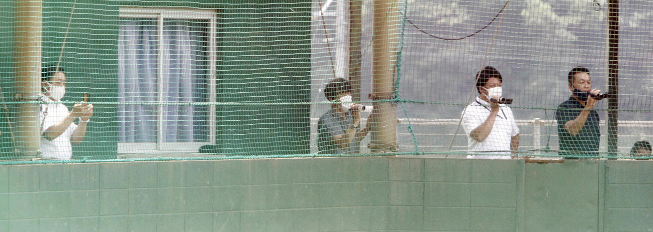筑陽学園対福岡第一　プロ注目の福岡第一・岸本の打撃を見守るスカウト陣（撮影・菊川光一）